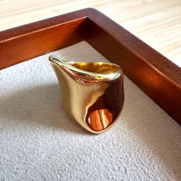 316L Stainless Steel Hypoallergenic Water-resistant Gold Ring Size 6.5 - Picture 1 of 7
